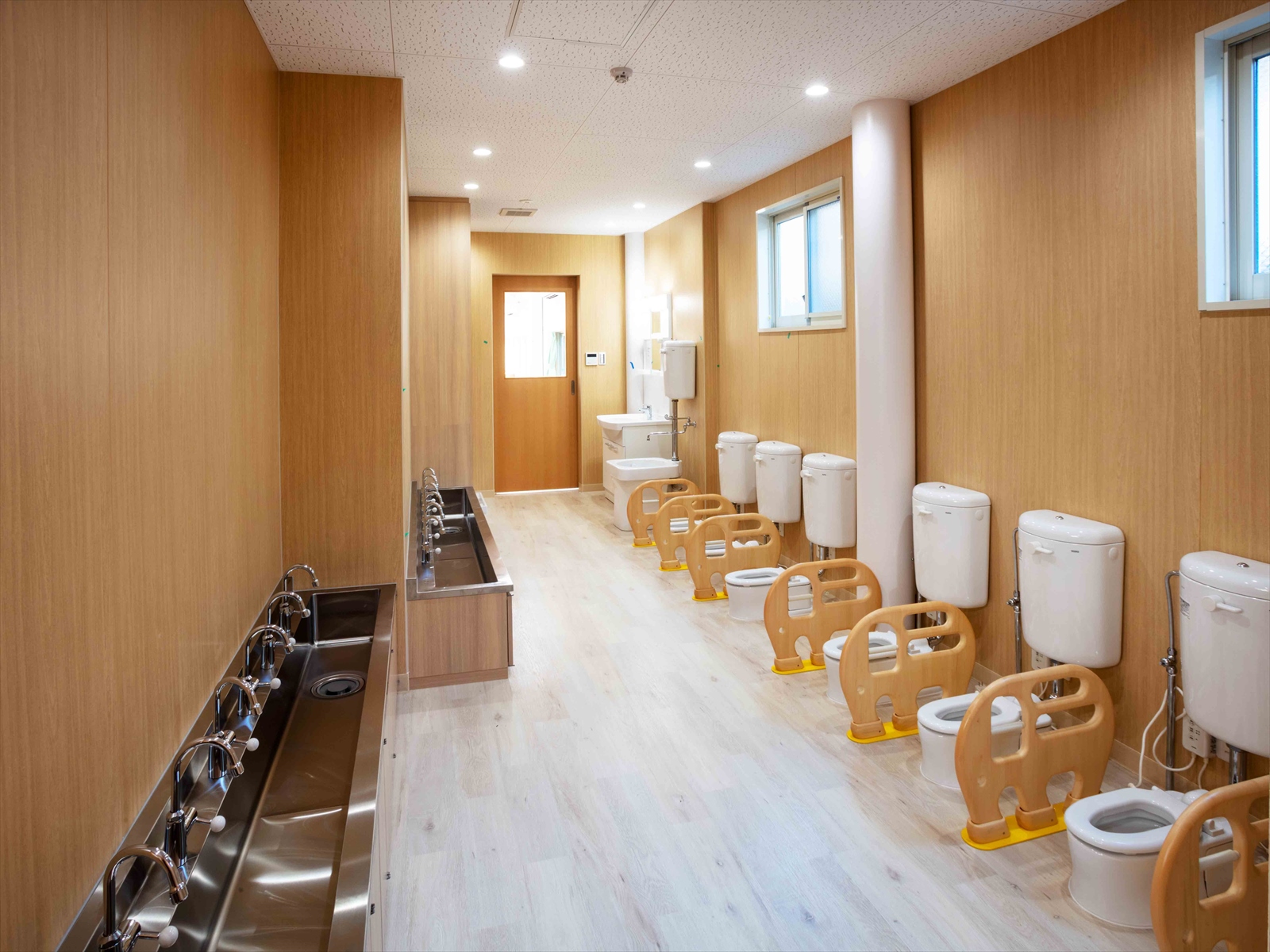 トイレ・手洗い場は、すべて乳幼児用のトイレとなっております。
